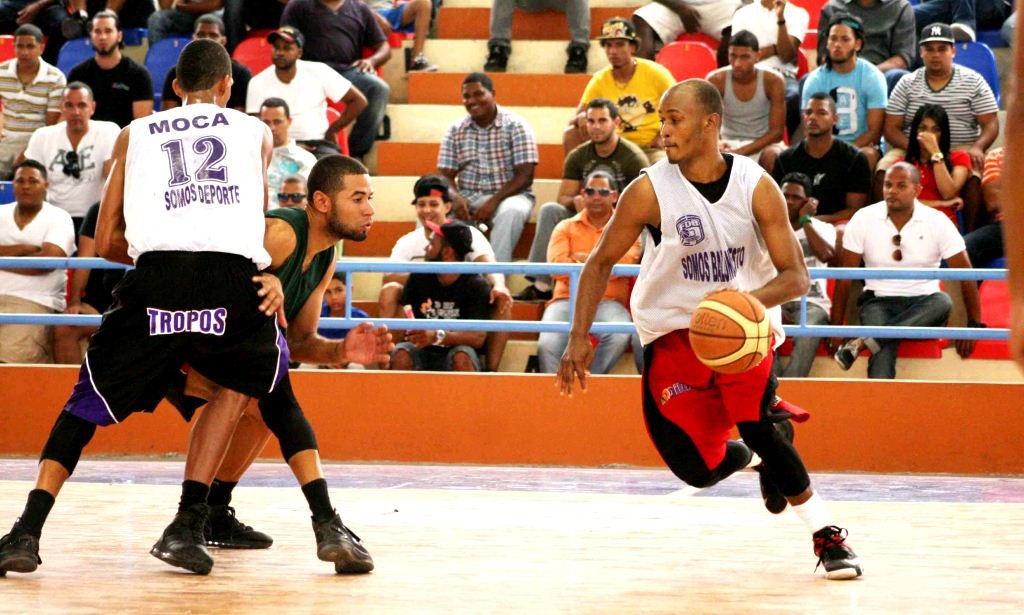 Acción del juego que Moca ganó 92 por 79 sobre San Francisco de Macorís para clasificarse a la segunda fase de la primera copa de baloncesto superior Juan Pablo Duarte